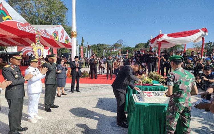 Polda Kalteng Terima Kejutan Tumpeng dari Korem 102 Panju Panjung di Hari Bhayangkara ke-79
