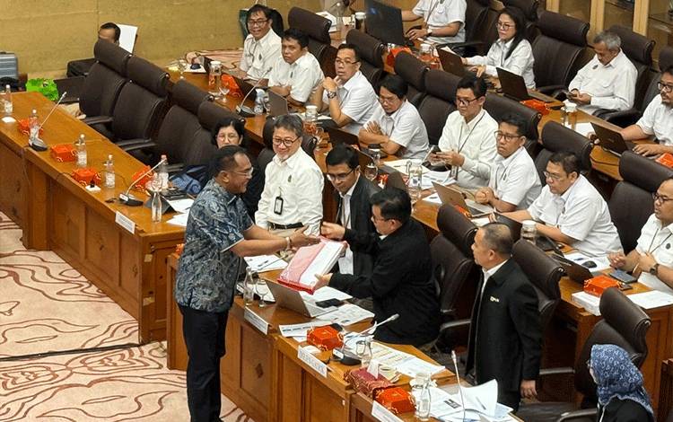 Sigit K Yunianto Serahkan Data Kebutuhan Listrik Kalteng ke PLN, Dorong Realisasi Desa Terang