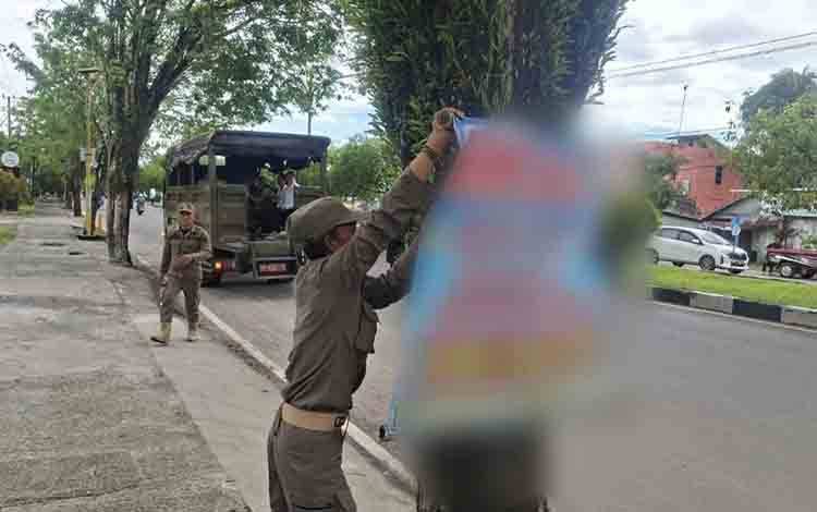 Terus Lanjutkan Patroli, Satpol PP Kalteng Tertibkan 28 Spanduk dan Reklame Ilegal