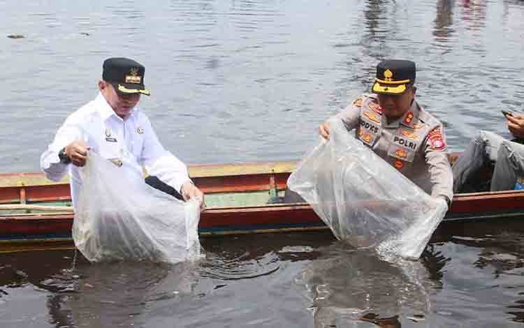 Bupati Bartim Pimpin Restocking 40 Ribu Benih Ikan di Danau Dayu