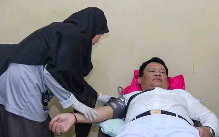 Bupati Seruyan Donorkan Darah di HUT Bhayangkara ke-79