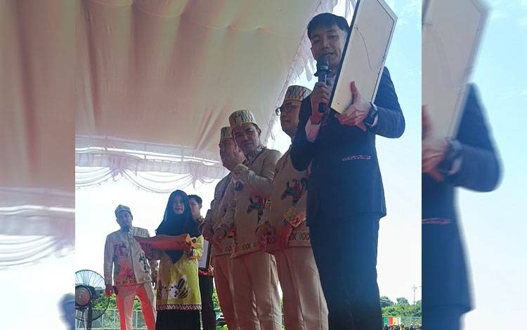 Tari Mandau Kolosal Menampilkan 1000 Penari di HUT Pulang Pisau Pecahkan Rekor MURI