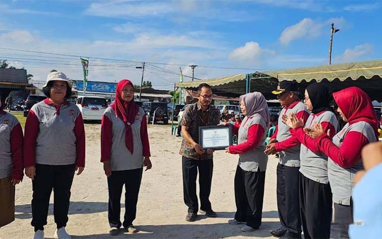 Dukung Penanggulangan Sampah di Kota, PT. SSMS, Tbk Raih Penghargaan dari Pemkab Kobar