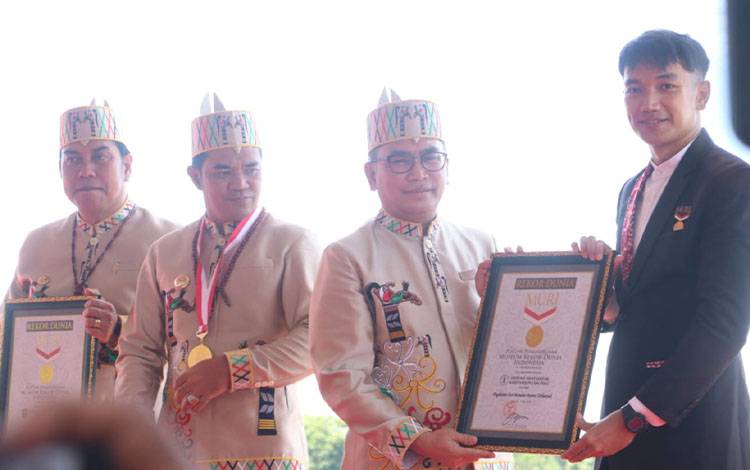 Tercatat Pecahkan Rekor Dunia, Penampilan Penari Tari Kolosal Mandau Pulpis Dapat Apresiasi
