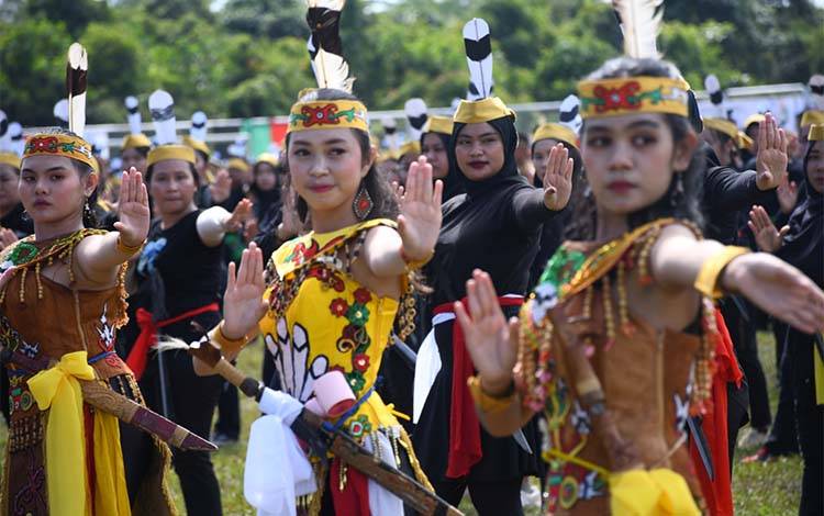 Seribu Mandau Menari: Harmoni Budaya Dayak di Langit Pulang Pisau