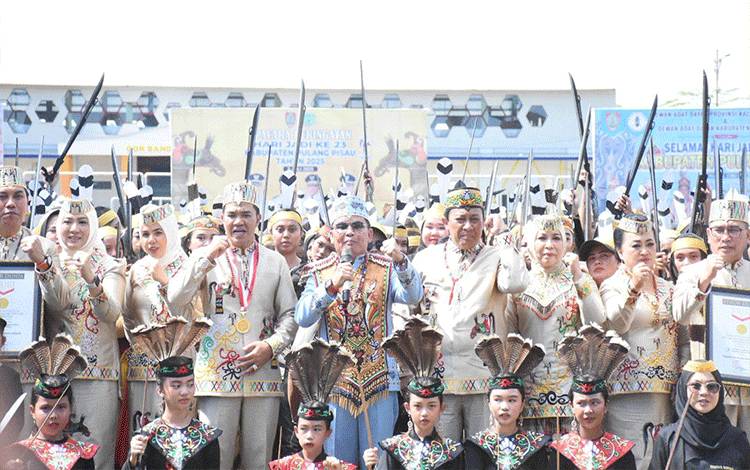 Gubernur Bagikan Sembako Gratis di Pasar Murah Peringatan HUT Pulang Pisau