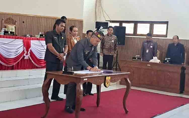 Bupati dan DPRD Gunung Mas TTD Persetujuan Bersama Terkait RPJMD 2025-2029