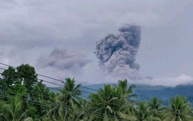 Gunung Dukono di Malut Kembali Erupsi Semburkan Abu Setinggi 1,1 Km