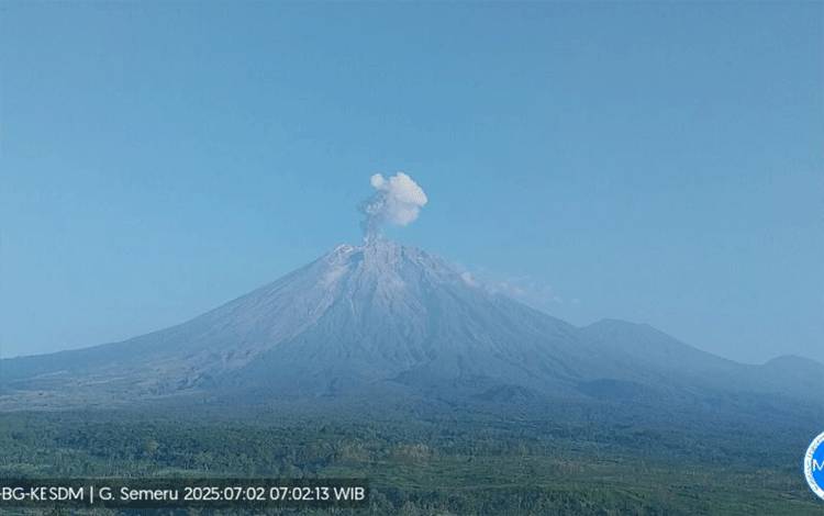 Gunung Semeru Dua Kali Erupsi dengan Visual Letusan Tidak Teramati