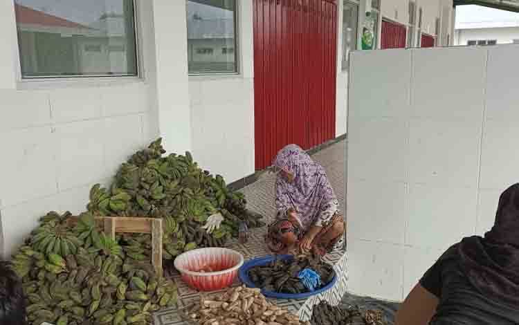 Ibu-Ibu Desa Sungai Undang Olah Pisang Kapok Jadi Tepung
