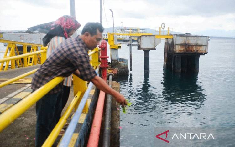 Keluarga Korban Kapal Tenggelam Tabur Bunga di Selat Bali