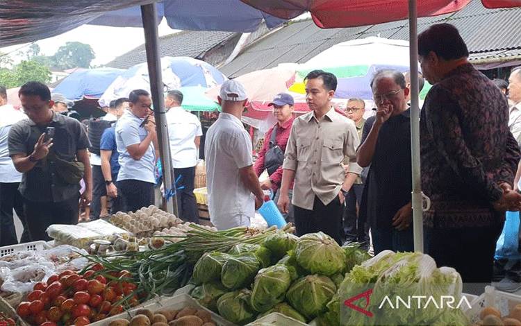 Wapres Gibran Blusukan di Pasar Tradisional Tabanan Cek Harga Sembako