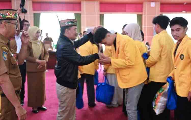 Gubernur Kalteng Serahkan Bantuan Sembako Mahasiswa KKN UPR