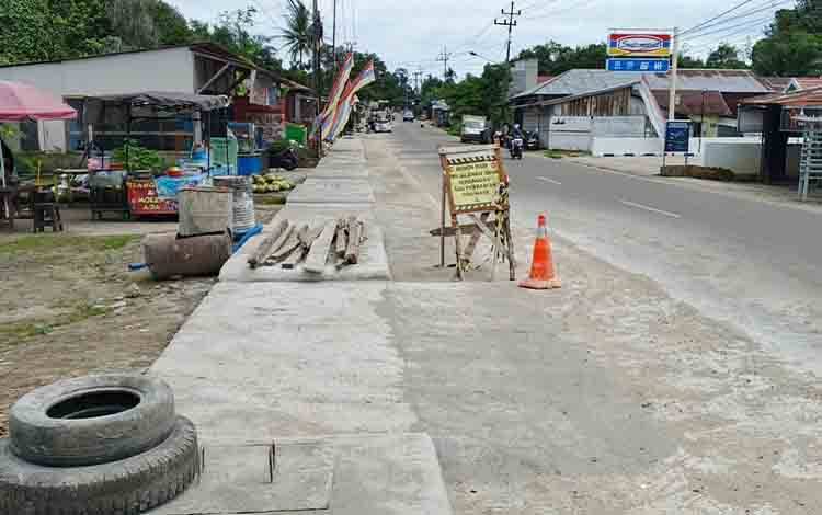 Warga Tamiang Layang Sambut Antusias Perbaikan Drainase Jalan A Yani