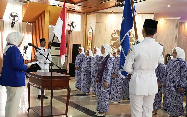 Selain Ketua Iwapi, Norol Latifah juga Dikukuhkan Sebagai Ketua Tim Pembina Posyandu dan Ketua Dekranasda Lamandau