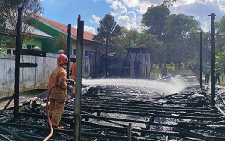 Rumah Warga di Dekat SDN 5 Pelangsian Ludes Terbakar