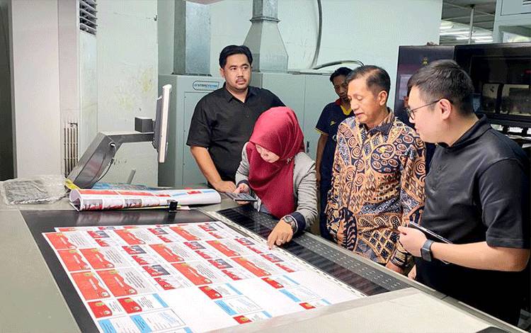 Sekda, KPU dan Bawaslu Barito Utara Lakukan Monitoring Produksi Surat Suara PSU di Pasuruan