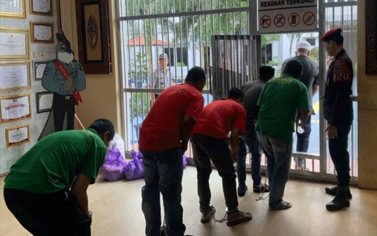 10 Narapidana Lapas Palangka Raya Dipindahkan untuk Mengatasi Over Kapasitas