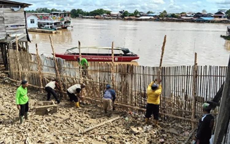 DLH Palangka Raya Bangun Pagar Pencegah Sampah Masuk Permukiman di Kawasan Puntun