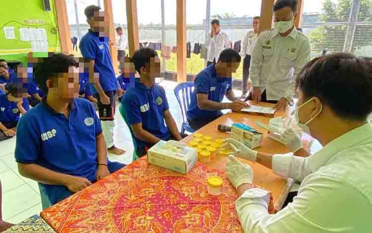 Lapas Sukamara Tes Urine Pegawai dan Warga Binaan
