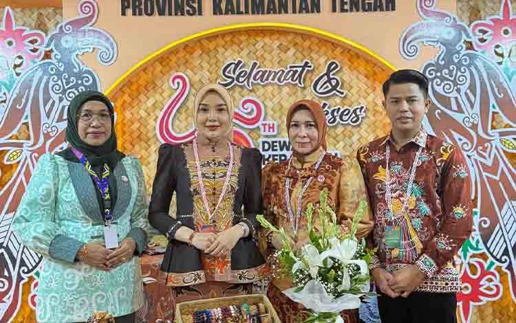 Aisyah Thisia Agustiar Sabran Tampilkan Produk Khas Kalteng di HUT ke-45 Dekranas