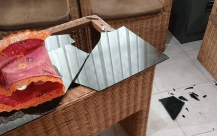 Pejabat Dinas Koperasi Kotim Ancam Proses Hukum soal Kasus Anggota DPRD Kotim Pecahkan Kaca Meja