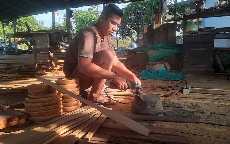 Usaha Gagang Dodos dan Cobek Kayu Ulin Belian Indah Pangkalan Bun Tembus Pasar se-Kalimantan