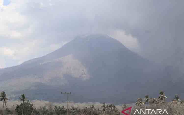 Gunung Lewotobi Laki-laki Dua Kali Erupsi pada 11-12 Juli 2025