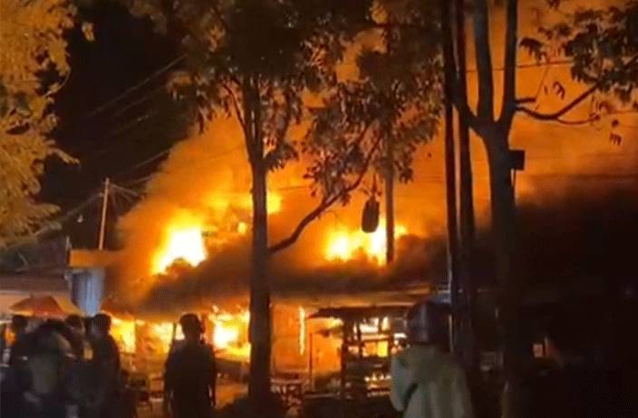 Kebakaran Landa Pasar Kereng Bangkirai Palangka Raya