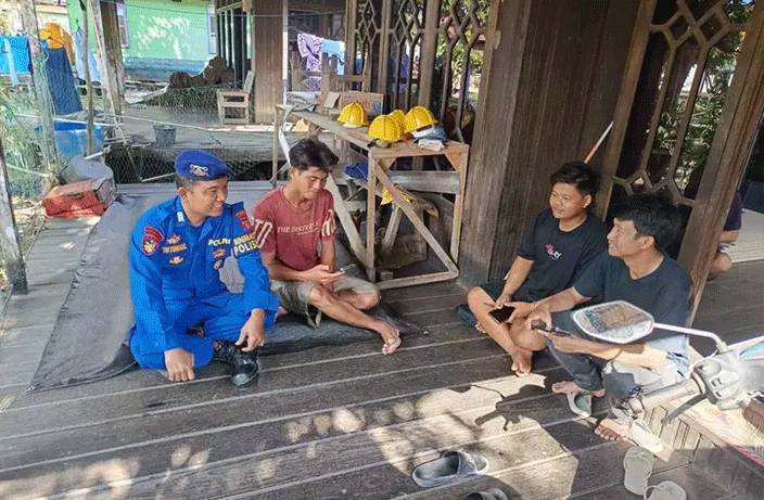 Satpolairud Polres Kapuas Sambangi Warga di DAS Kapuas, Eratkan Komunikasi Polisi dan Masyarakat
