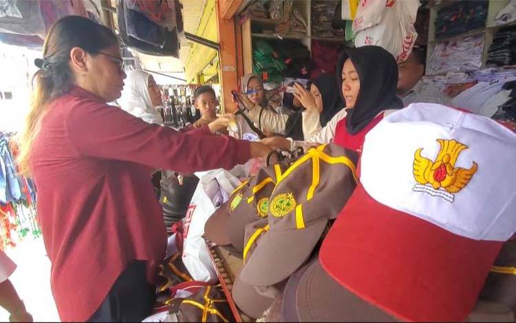 Penjualan Seragam di Sampit Melejit, Omzet Pedagang Tembus Rp50 Juta per Hari