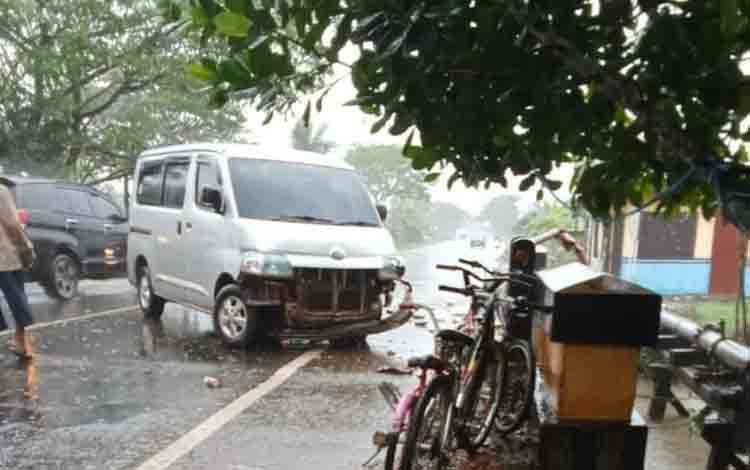 Tiga Peristiwa Kecelakaan Terjadi di Jalan Trans Kalimantan Saat dan Setelah Diguyur Hujan