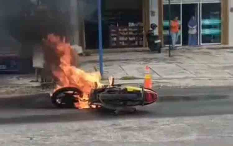 Heboh! Sepeda Motor Terbakar di Depan SPBU Jalan Diponegoro