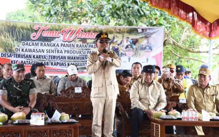 Gubernur Kalteng Serahkan Bantuan dan Apresiasi Kerja Keras Petani di Bataguh