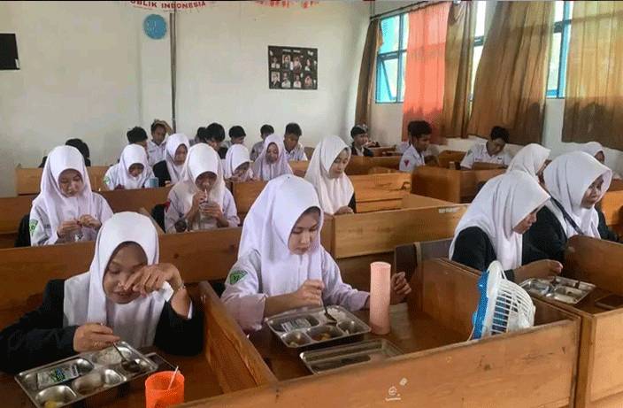 Ratusan Siswa MAN Kapuas Terima Makanan dari Program MBG untuk Pertama Kalinya