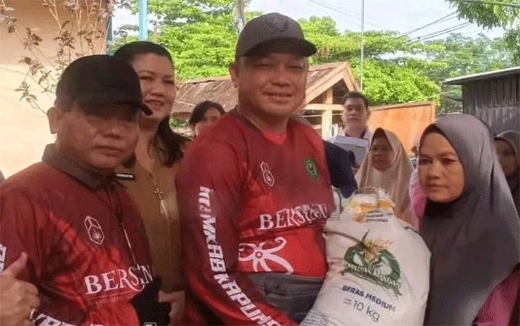 Bupati Kapuas Serahkan Bantuan Beras untuk KPM di Selat Hilir