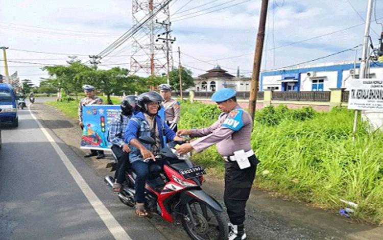 Operasi Patuh Telabang 2025 Polres Kapuas Diiringi Aksi Simpatik Bagikan Stiker Keselamatan Berkendara