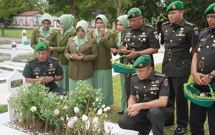 Danrem 102/Pjg Pimpin Ziarah Rombongan di Taman Makam Pahlawan Sanaman Lampang