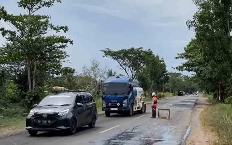 Jalan Jepang Kuala Kapuas Diperbaiki, Pengendara Lintas Provinsi Diharap Turunkan Kecepatan saat Melintas