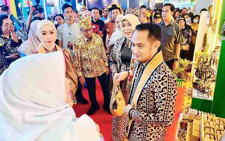 Diskop UKM Kalteng Tampilkan Produk Unggulan Lokal di Palangka Raya Fair 2025