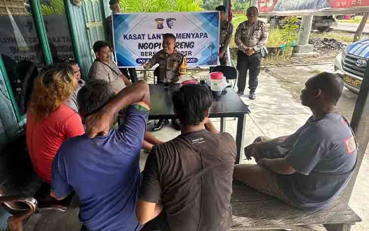 Satlantas Polres Seruyan Gelar 'Ngobras' Edukasi Bahaya ODOL kepada Sopir Angkutan