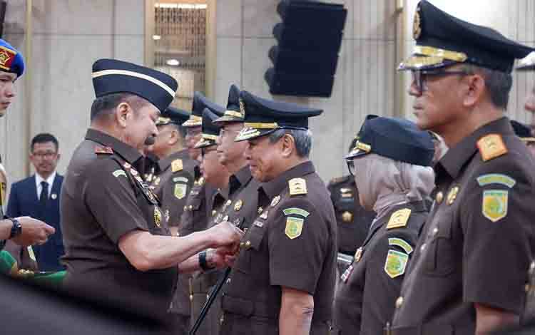 Agus Sahat Dilantik sebagai Kajati Kalteng, Gantikan Undang Mugopal