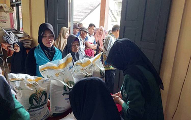 Bantuan Beras Pemerintah Disambut Hangat Warga Kotim