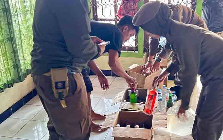 Satpol PP Kobar Rzia Grebek Penjual Miras di Pangkalan Lada, Puluhan Botol Disita