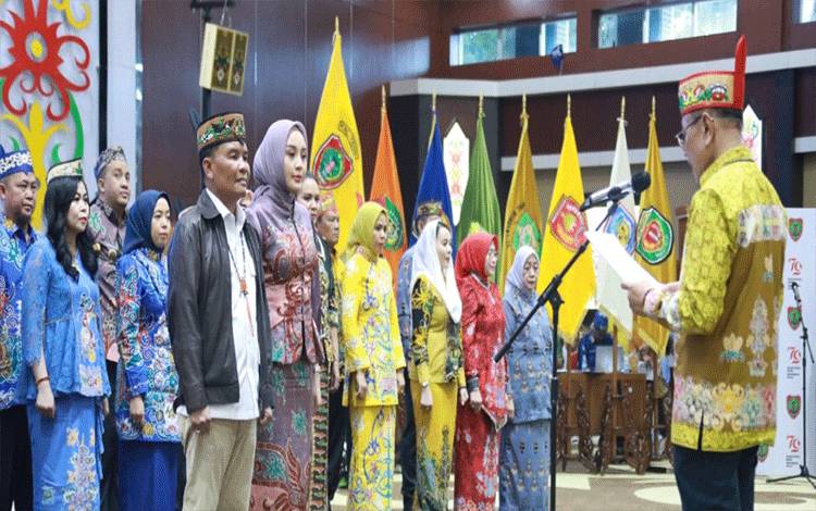 Bupati Katingan dan Ketua TP-PKK Dikukuhkan sebagai Ayah/Bunda GenRe dan Orang Tua Asuh