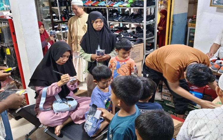 Anak Yatim di Panti Asuhan Budi Sejahtera Kuala Kapuas Juga Dibelikan Seragam dan Peralatan Sekolah Baru