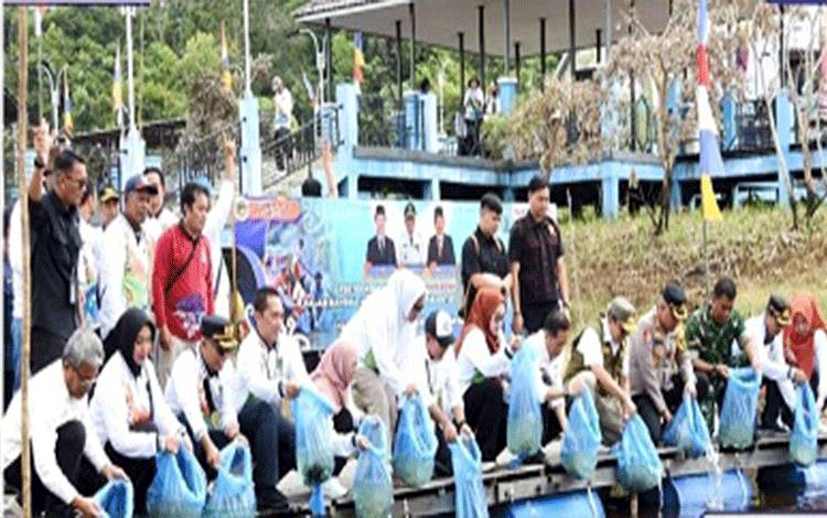 Dukung Ketahanan Pangan, Pj Bupati Barut Launching Bibit Ikan dan Tinjau Pasar Murah di Trahean
