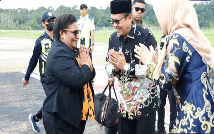 Pj Bupati Barito Utara dan Unsur FKPD Sambut Kedatangan Wamendagri di Bandara HMS