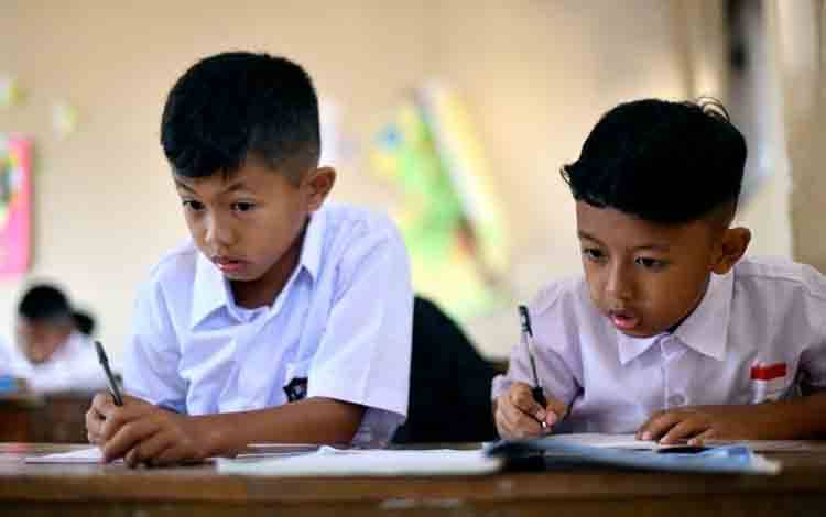 Kemendikdasmen Tegaskan Tidak Ada Perubahan Kurikulum Terbaru
