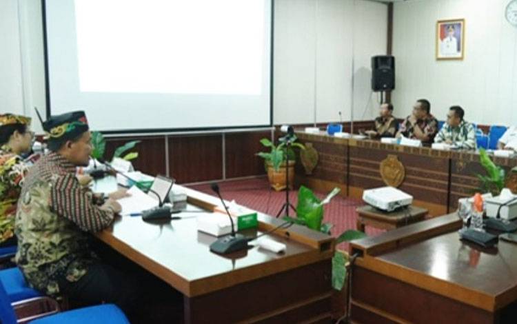 Pertemuan dengan Direktur Pakan Tri Melasari dari Ditjen PKH Kementerian Pertanian RI bersama jajaran Pemprov Kalteng. (FOTO: DNI)